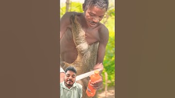 Hadzabe opent Fanta voor nieuwjaar 😂. Zou @Coca-Cola een gebruiksaanwijzing op de fles moeten doe...