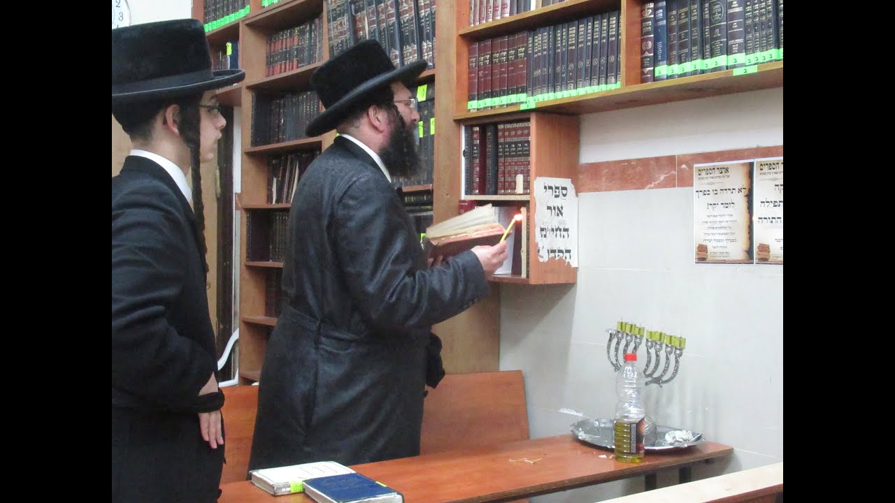 האדמו''ר מספינקא רמת האהרן בהדלקת נר שביעי של חנוכה
