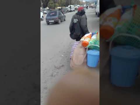 شوف فاس رجل عجوز يجمع التقجقيل وقالت لك لحمارة 20 DH ره من الميسورين 