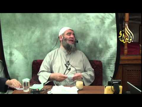 حكم من يخلع حذائه عند دخول المقابر