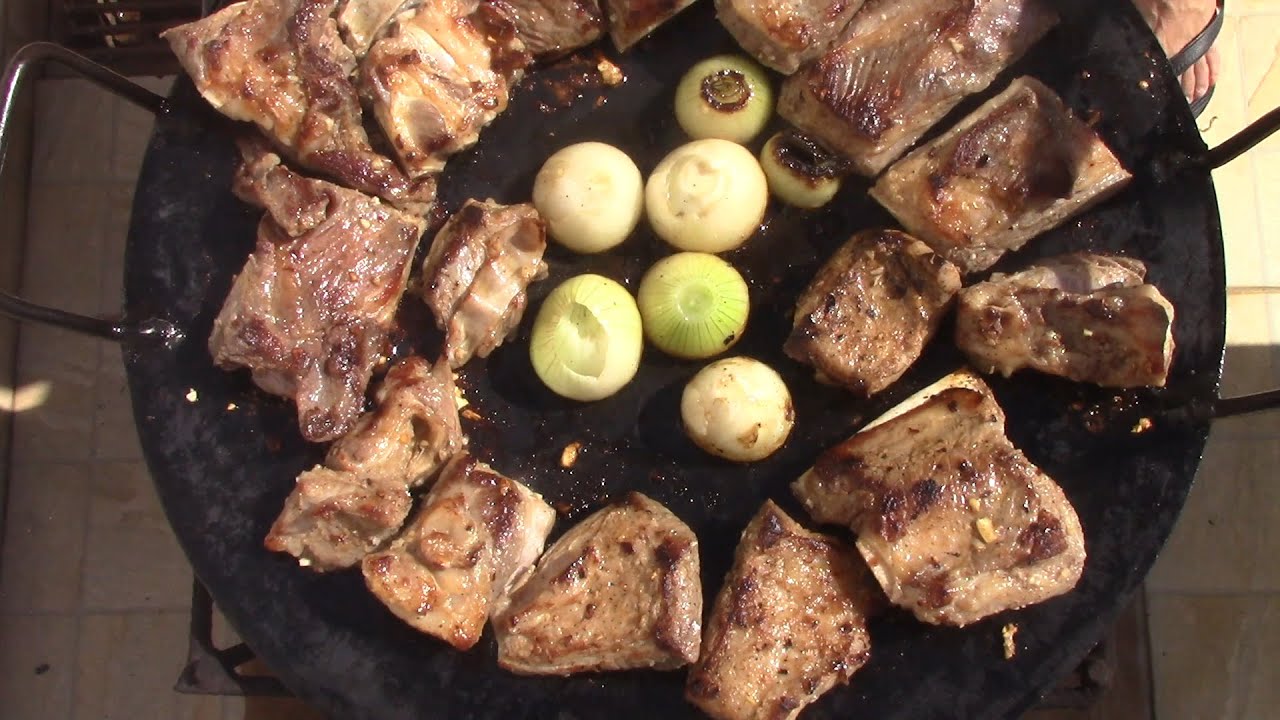 COSTELA NO DISCO DE ARADO COM FAROFA DE LINGUIÇA