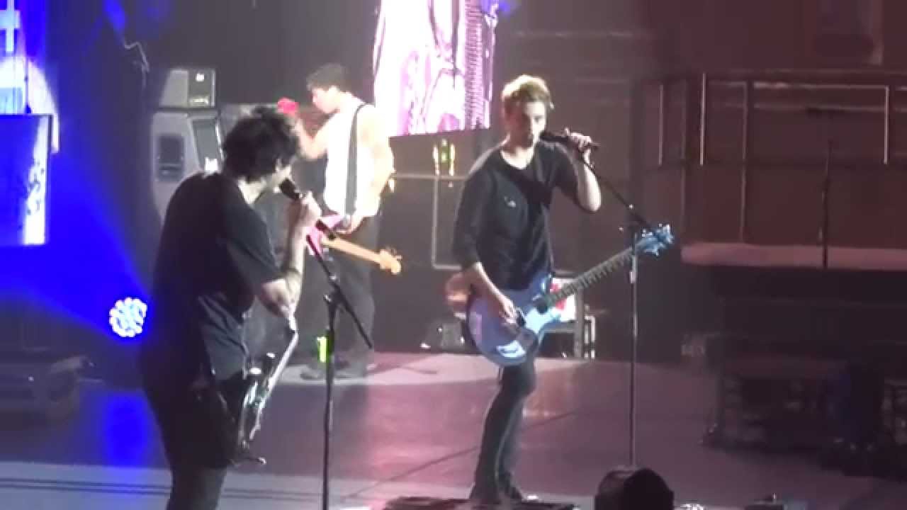 5 Seconds of Summer - Singing and Talking about Liverpool