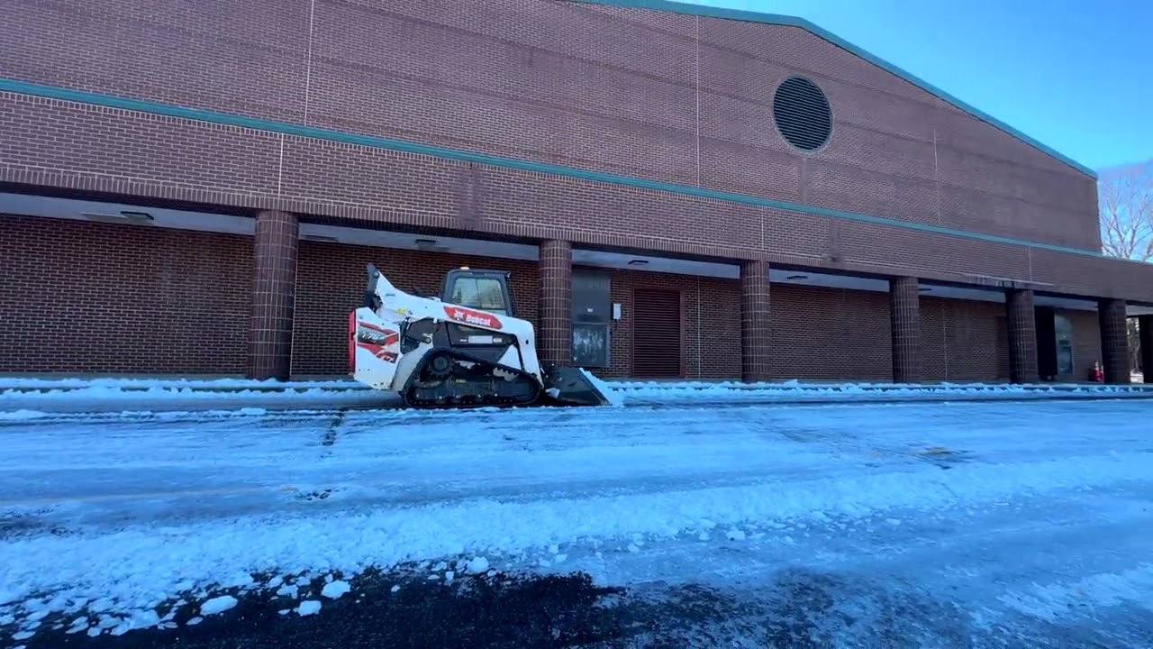 D2 Maintenance Team Clears the Ice
