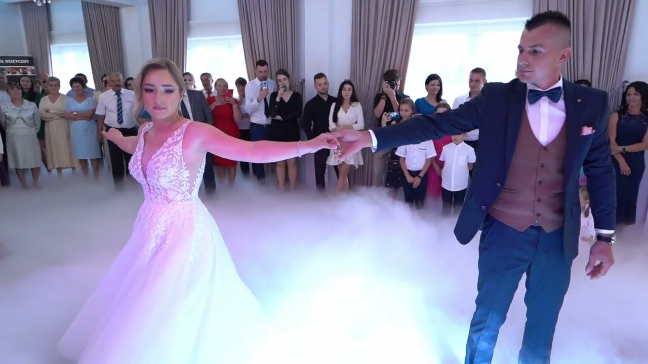 Wspaniały taniec młodej pary. Dworek Viktoria w Ujanowicach.Zespół Primaband