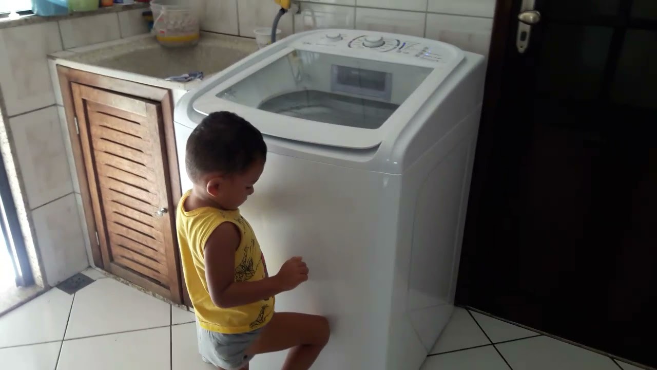 João escalando a máquina de lavar
