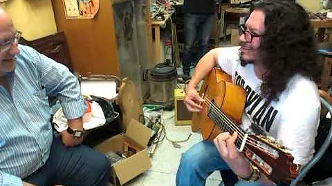 RAIMUNDO AMADOR PROBANDO GUITARRA GRACILIANO PROPIEDAD DEL MAESTRO RAFAEL TRENAS.