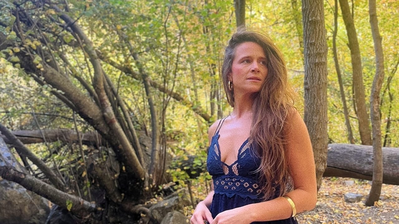 Violet Helm - Tattoo (Official Music Video) adlı videoyu YouTube'da izle Violet Helm - Tattoo (Official Music Video) adlı videoyu YouTube'da izle