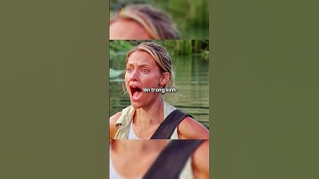 Trong lúc băng qua dòng sông không ai để ý một con trăn khổng lồ đang bơi bên dưới