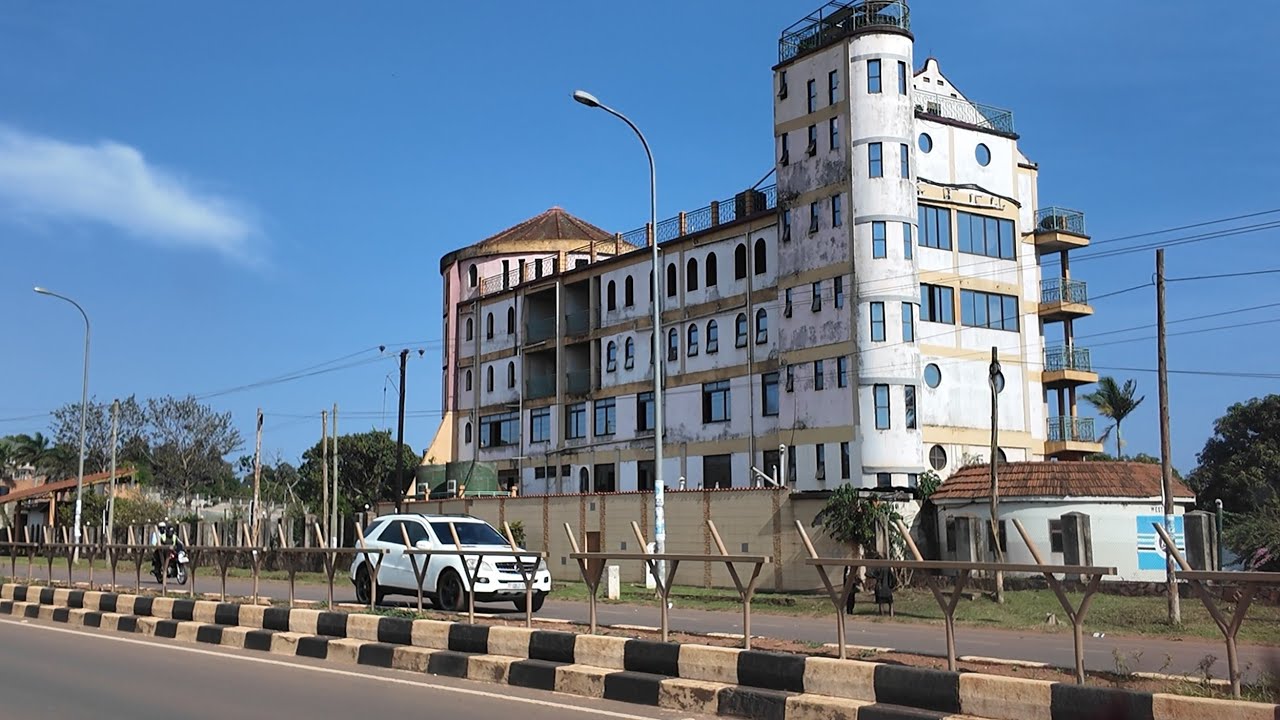 Два человека, добирающиеся до города Энтеббе пешком — Эпизод 5