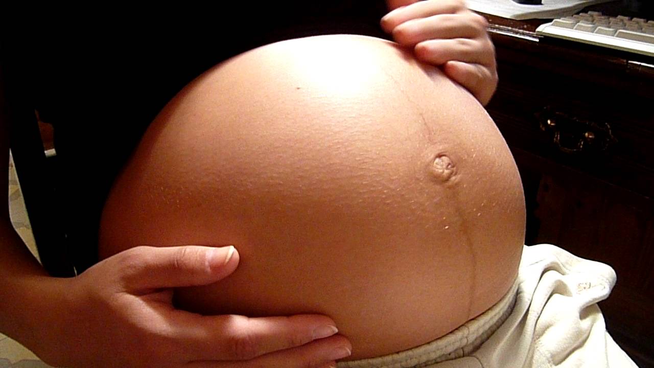 Vicente jugando en la panza de mamá