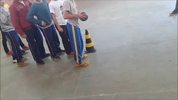 Como é praticado o jogo de caçador ou queimada?