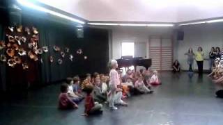 Recitaci贸 del poema de La Tardor dels nens i nenes de primer del IEA Oriol Martorell Recitaci贸 del poema de La Tardor dels nens i nenes de primer del IEA Oriol Martorell