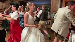 Tanz des Brautpaars mit Freunden. 25.5.24