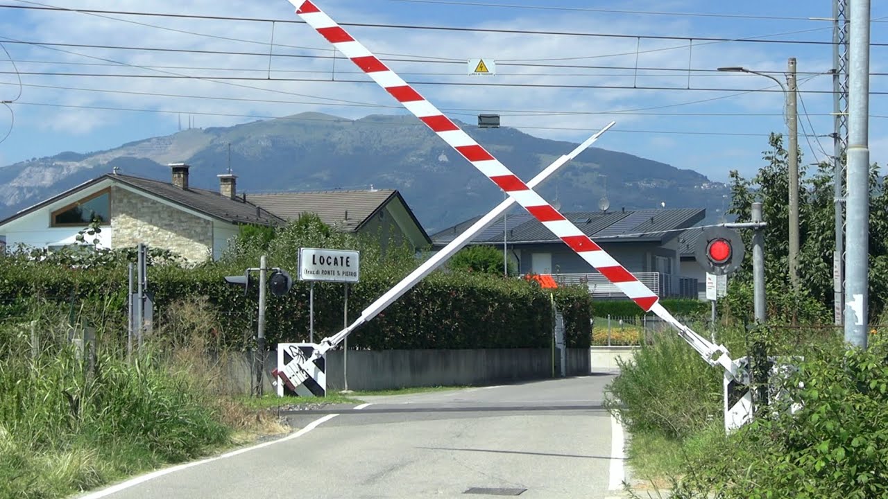 Presezzo (I) Passaggio a Livello // Level crossing //
