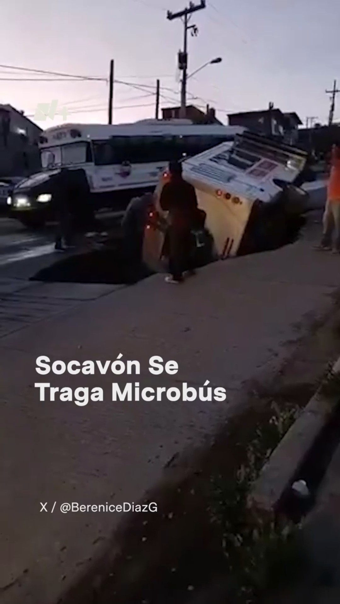 Socavón se traga un camión de transporte público en Ensenada #nmas #shorts #bajacalifornia