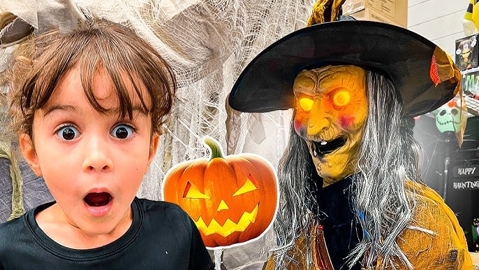 Halloween. Uma Bruxa Feia E Assustadora Está Na Toca De Uma Bruxa