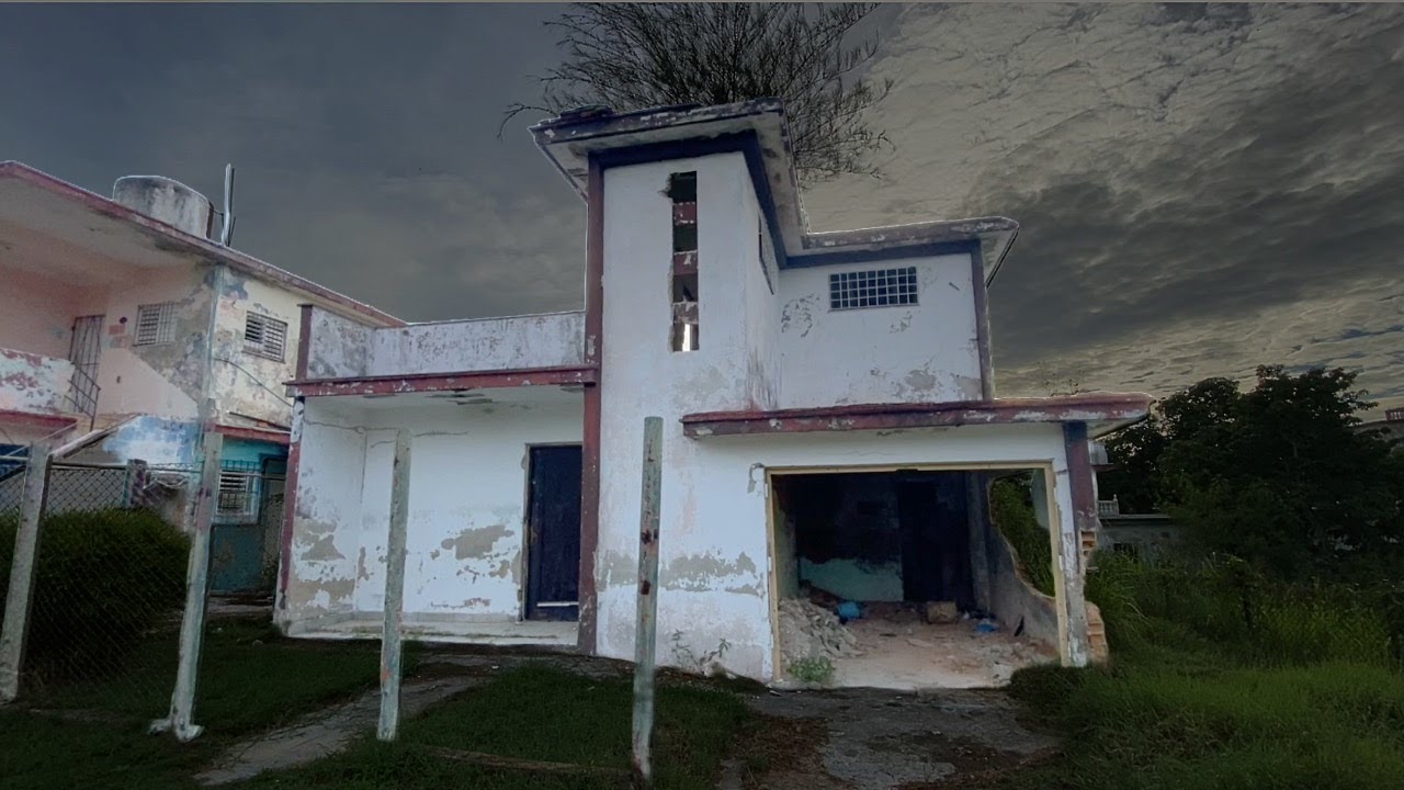 Caminar por BOCA CIEGA puede parecer un recorrido por un PUEBLO FANTASMA