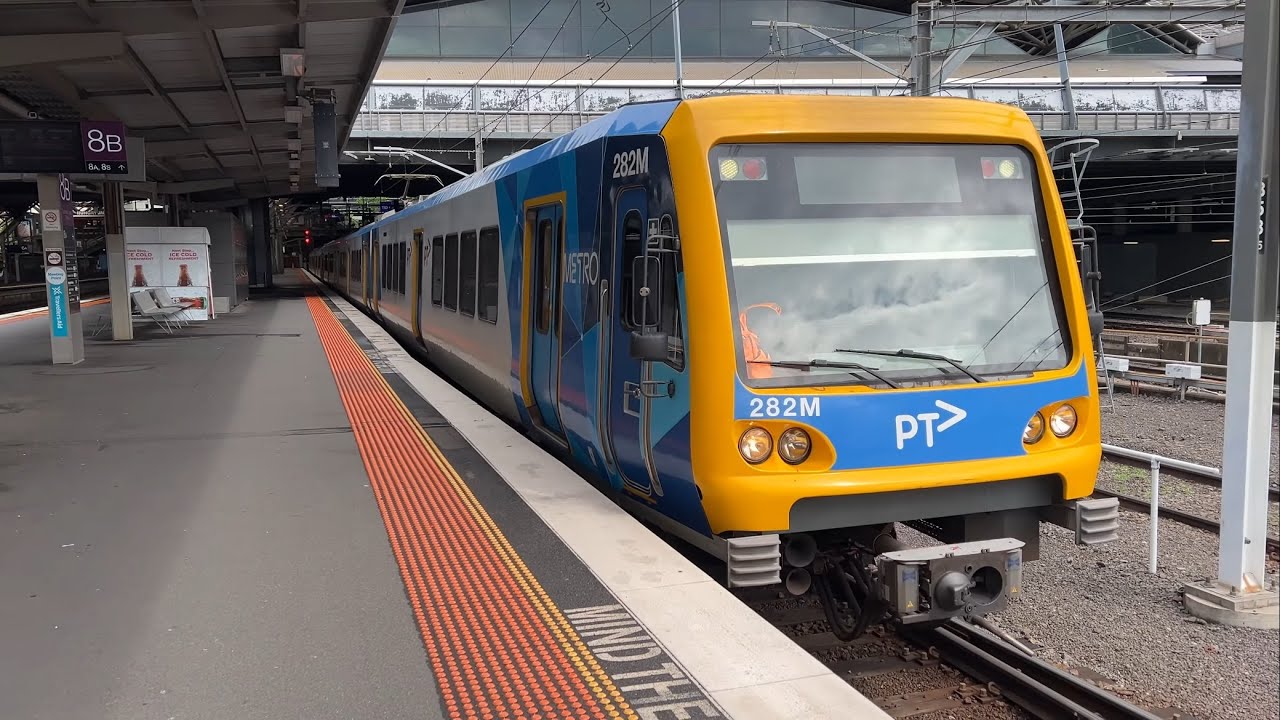 Metro X'Trapolis Departing Southern Cross Station to Showgrounds - Low Note Horn Show