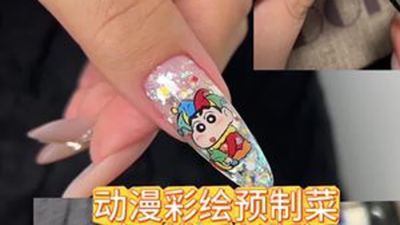 文字版：先用甲模做一个很薄的胶片，在上面画画，然后裁剪合适的形状后，再当成整个甲模的第一个素材去进行操作。第一个胶片的作用是一个托，尝试过可以先用甲模脱出来一个延长胶硬块，再用保鲜膜包起来在上...