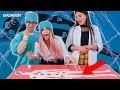 YouTubers Mujeres VS El hospital Maldito