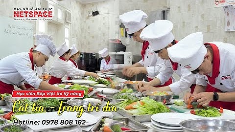Học và Thi cắt tỉa, xốc chảo lớp Bếp Việt Tại Dạy nghề ẩm thực Netspace Hà Nội