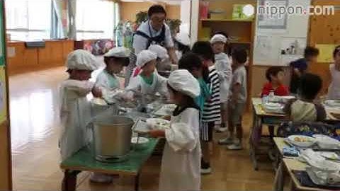 Giờ ăn trưa của các bé học sinh tiểu học Nhật Bản