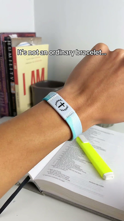 This bracelet gives you a daily Bible verse! ❤️