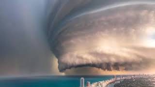 شاهد 😨😰 أقوى إعصار في المحيط الأطلسي يضرب أمريكا😱