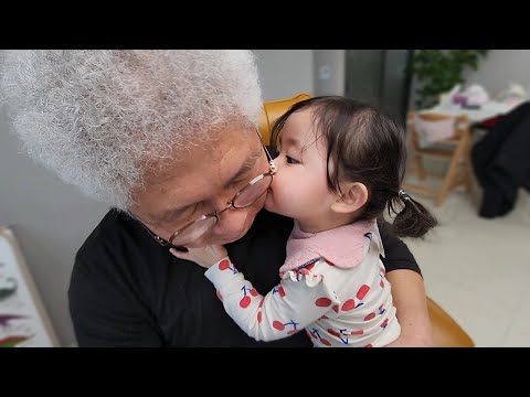 [SUB] A cute Korean kid is so happy to see her grandpa she missed.❤️ (25 months old)