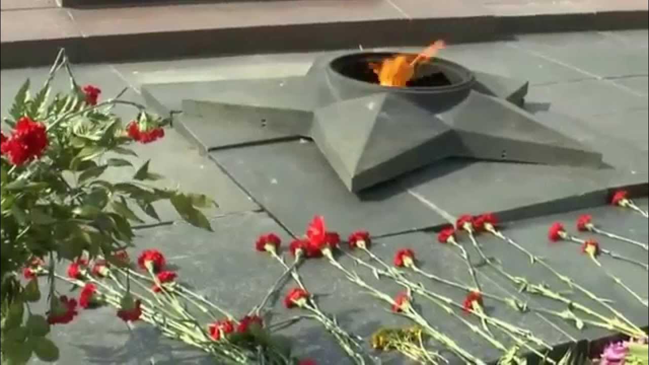 Стихотворение высоцкого братские могилы. Слушать песню братские могилы. Братские могилы стих не высоцкого. Слушать песню братские могилы. Стихотворение высоцкого братские могилы.