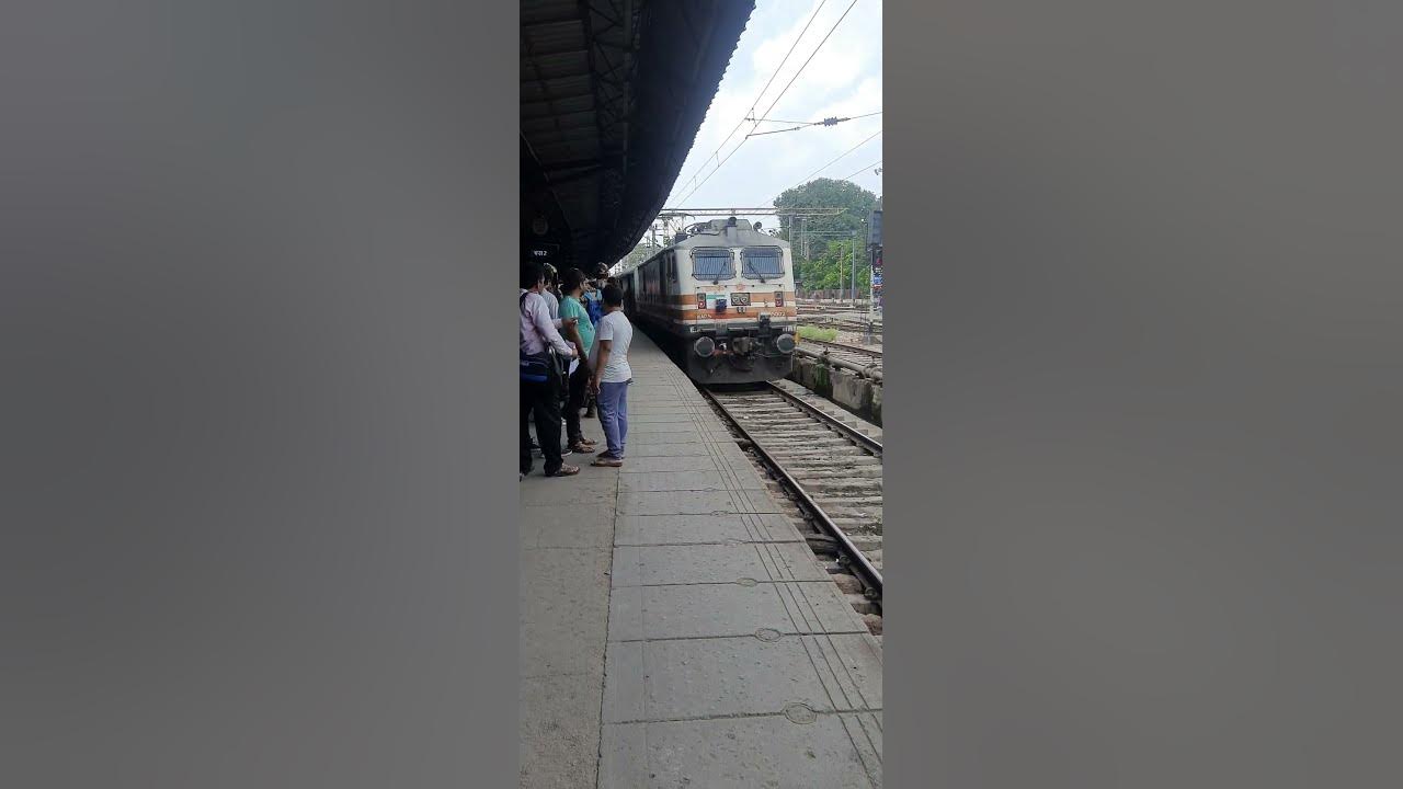 Duranto Express New delhi to Howrha entering at New delhi platform at