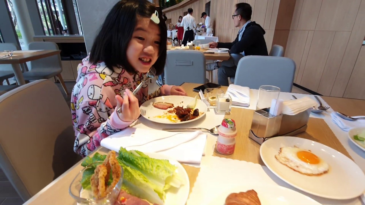 全家一起在酒店吃早餐｜名人堂花園大飯店