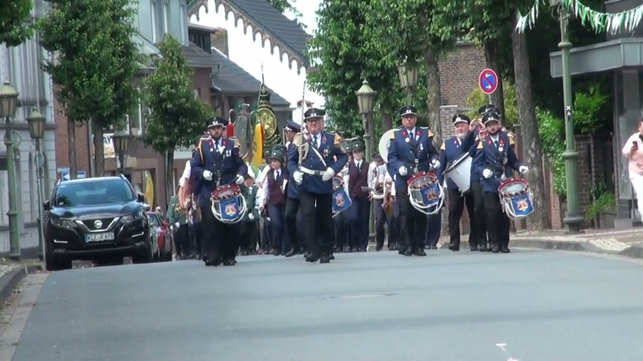 Schützenfest Elten 2023 - Sonntag - Fahnenzug zieht auf