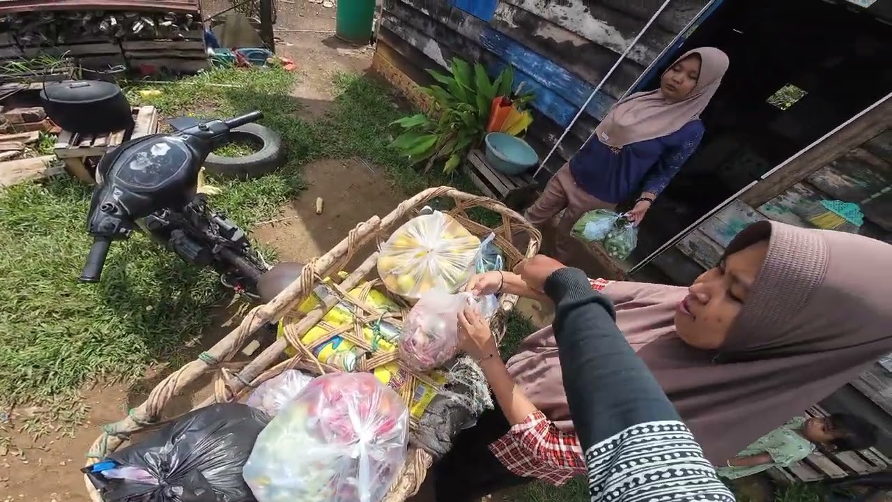 MENGANTAR BELANJAAAN DARI PASAR RABU SIMPANG NIAM TENGAH ILIR TEBO JAMBI SUMATERA