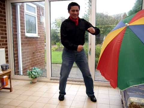 hombre bailando salsa solo