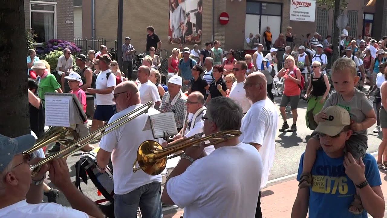 Doorkomst Nijmeegse Vierdaagse door centrum Groesbeek, 2014, met Dweilorkest Fantatteme