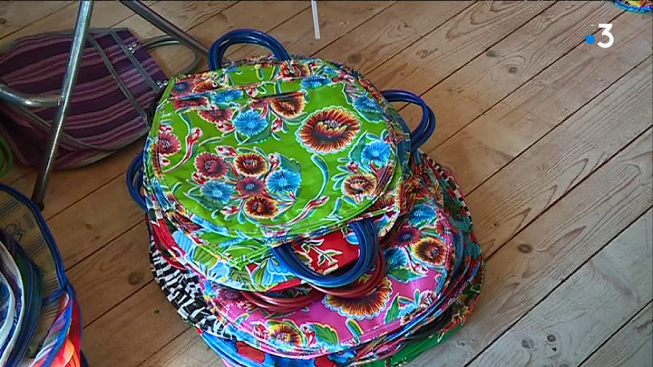 Tarn : une créatrice recycle des toiles cirées mexicaines en sacs cabas  colorés - YouTube