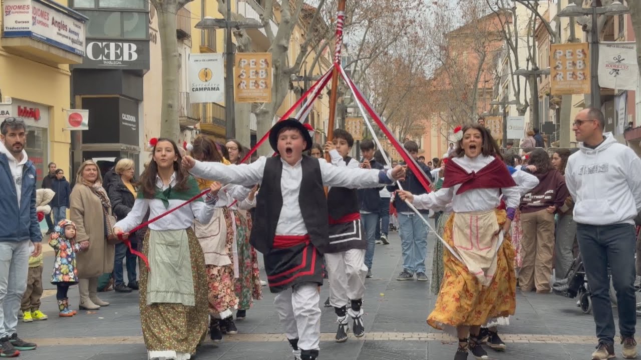 Els petits surten al carrer a la cercavila infantil de Sant Antoni