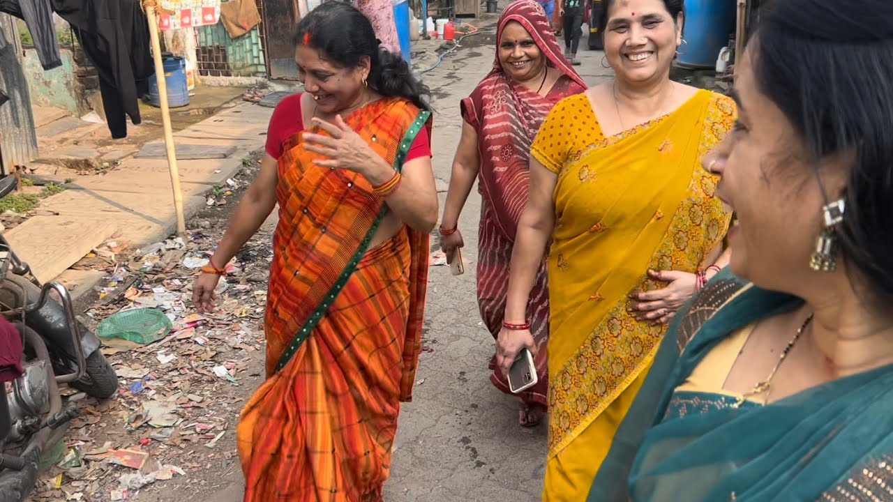 आज देखिए एक सखी के घर सोहर के इतनी भीड़😲😅