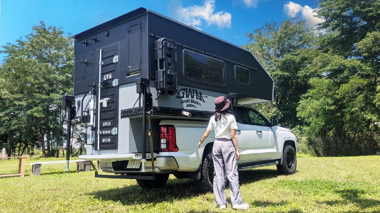 【動く家】ログハウス職人が荷台に作る移動要塞|ハイラックス&トライトン対応キャンピングシェル