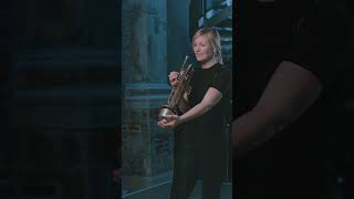 Interesting Sounds on the Trumpet with Alison Balsom
Listen to trumpeter Alison Balsom while she walks us through the unusual and interesting sounds the trumpet makes in Wynton Marsalis groundbreaking Trumpet Concerto.
#LondonSymphonyOrchestra #Trumpet #Concerto #WyntonMarsalis
Subscribe to the LSOs channel: http://bit.ly/LSOsubscribe
Subscribe to LSO newsletter: https://smarturl.it/lsonewsletter
Follow the LSO on:
Instagram: https://www.instagram.com/londonsymphonyorchestra
Facebook: https://www.facebook.com/londonsymphonyorhcestra
TikTok: https://www.tiktok.com/@londonsymphonyorchestra
Twitter: https://twitter.com/londonsymphony
LinkedIn: https://www.linkedin.com/company/london-symphony-orchestra/
Website: https://lso.co.uk/
Apple Music: http://geni.us/yH0sXY
Spotify: http://spoti.fi/291cCk0
LSO Live: https://lsolive.lso.co.uk/ Interesting Sounds on the Trumpet with Alison Balsom