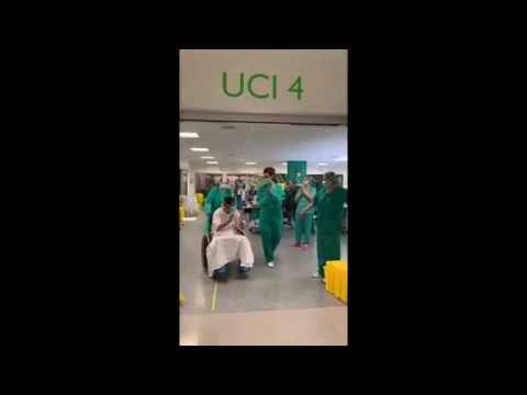 V&Iacute;DEO Segunda alta de coronavirus en la UCI del HUCA