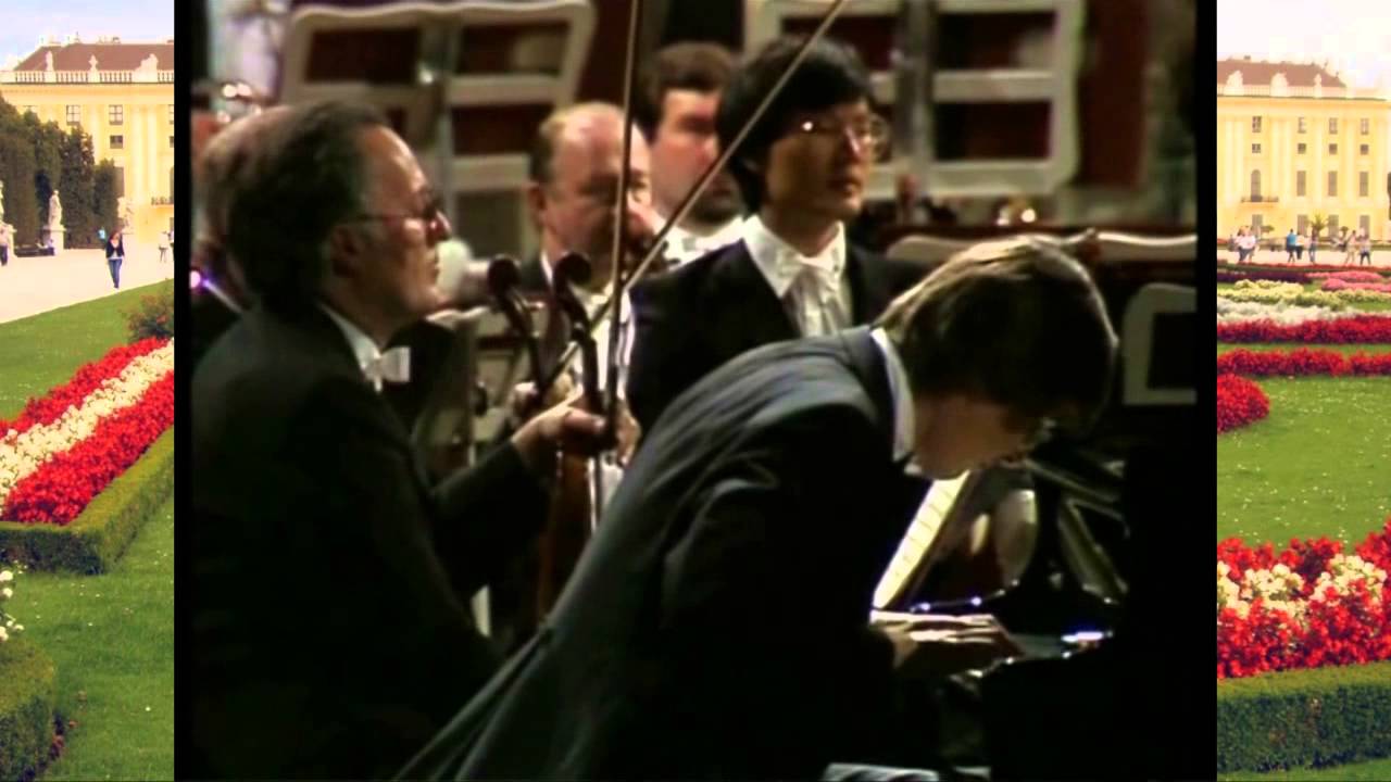 Christian Zacharias - W.A. Mozart Piano Concerto No.8 in C Minor