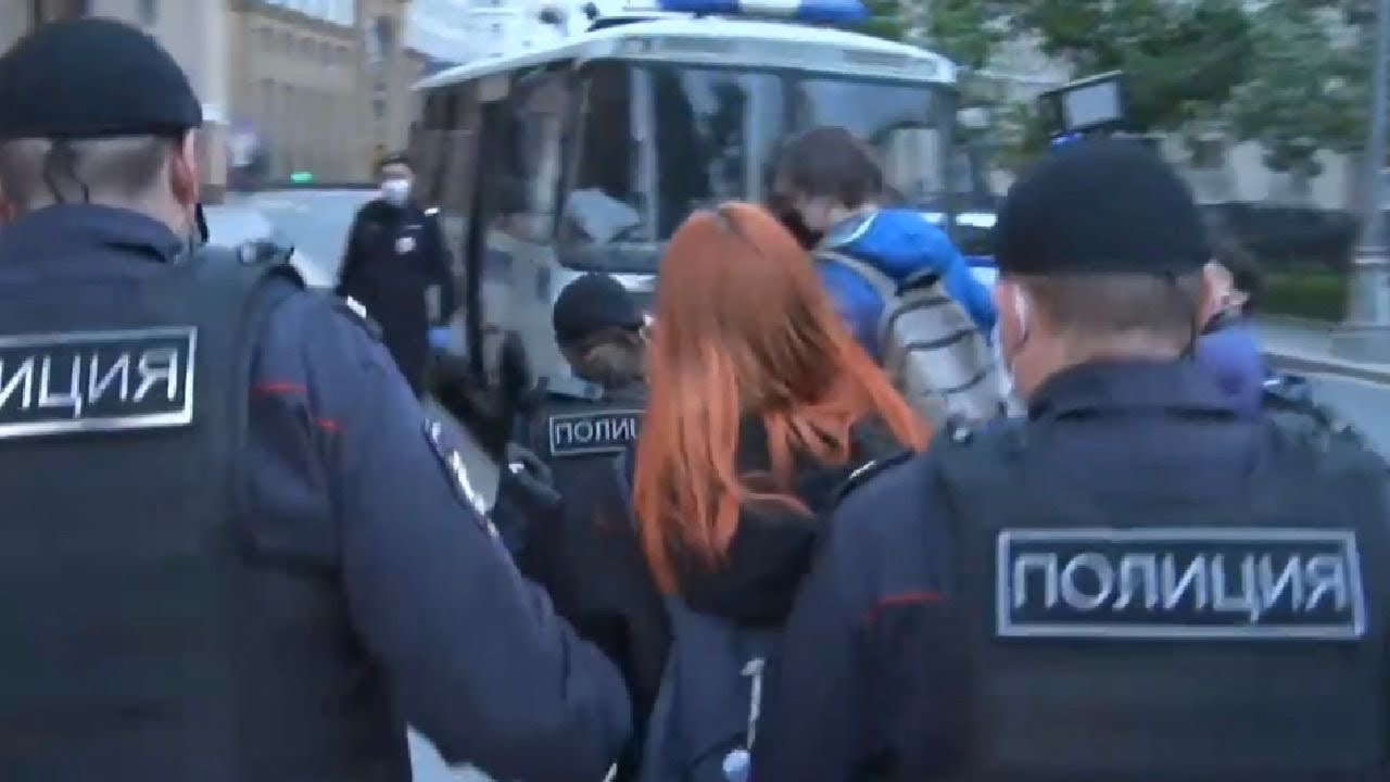 Задержания полицией пикетирующих в Москве