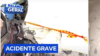 Motorista perde controle do carro e bate em poste