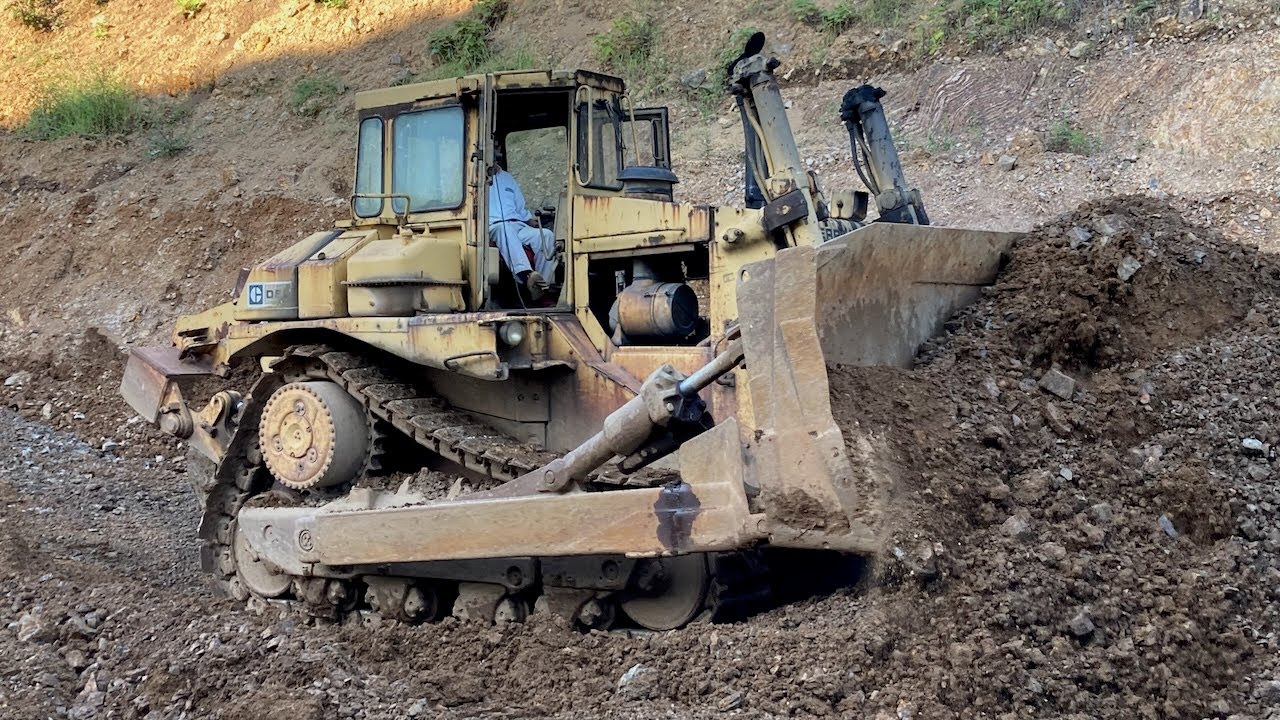 Caterpillar D8L Bulldozer pushing topsoil & chert rock in Japan. キャタピラー ...