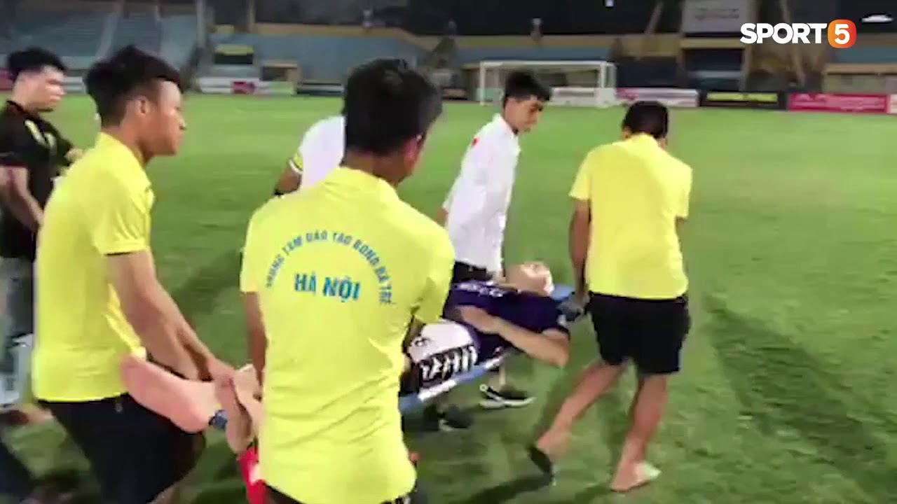 Tùng Lê Sport5 Duy Mạnh bất tỉnh, vào viện cấp cứu sau pha va chạm với Hà Minh Tuấn