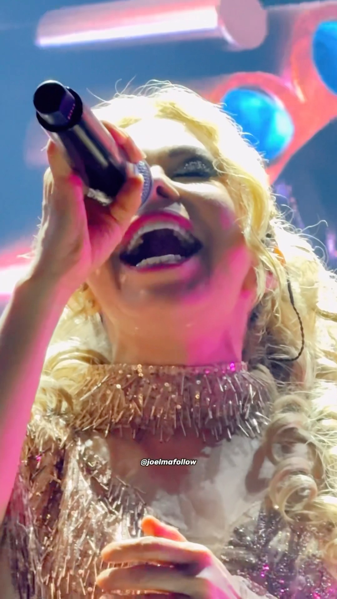 Joelma soltou o seu vozeirão no hit romântico Deixa eu Sonhar
