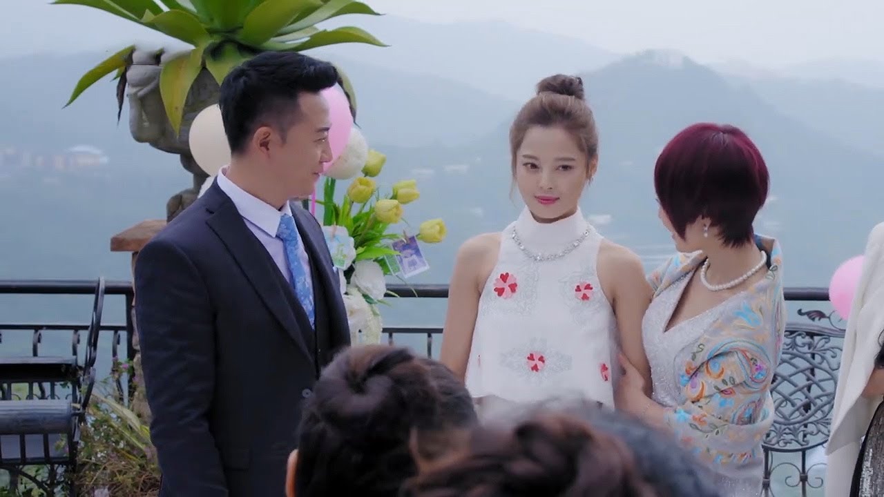 【最新電影】富豪當眾認回失散千金，全場震驚，竟是他們欺負過的街頭窮姑娘！