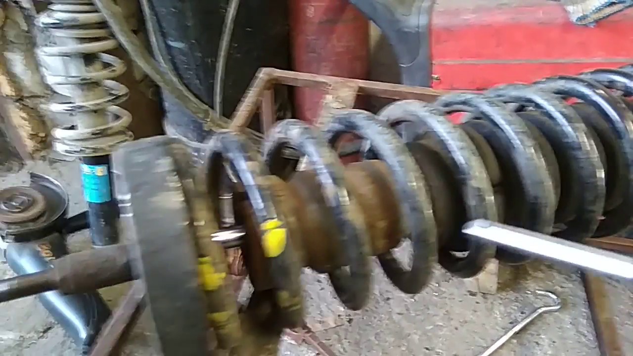 Замена заднего амортизатора, реставрация чашки, на примере Шкоды - YouTube